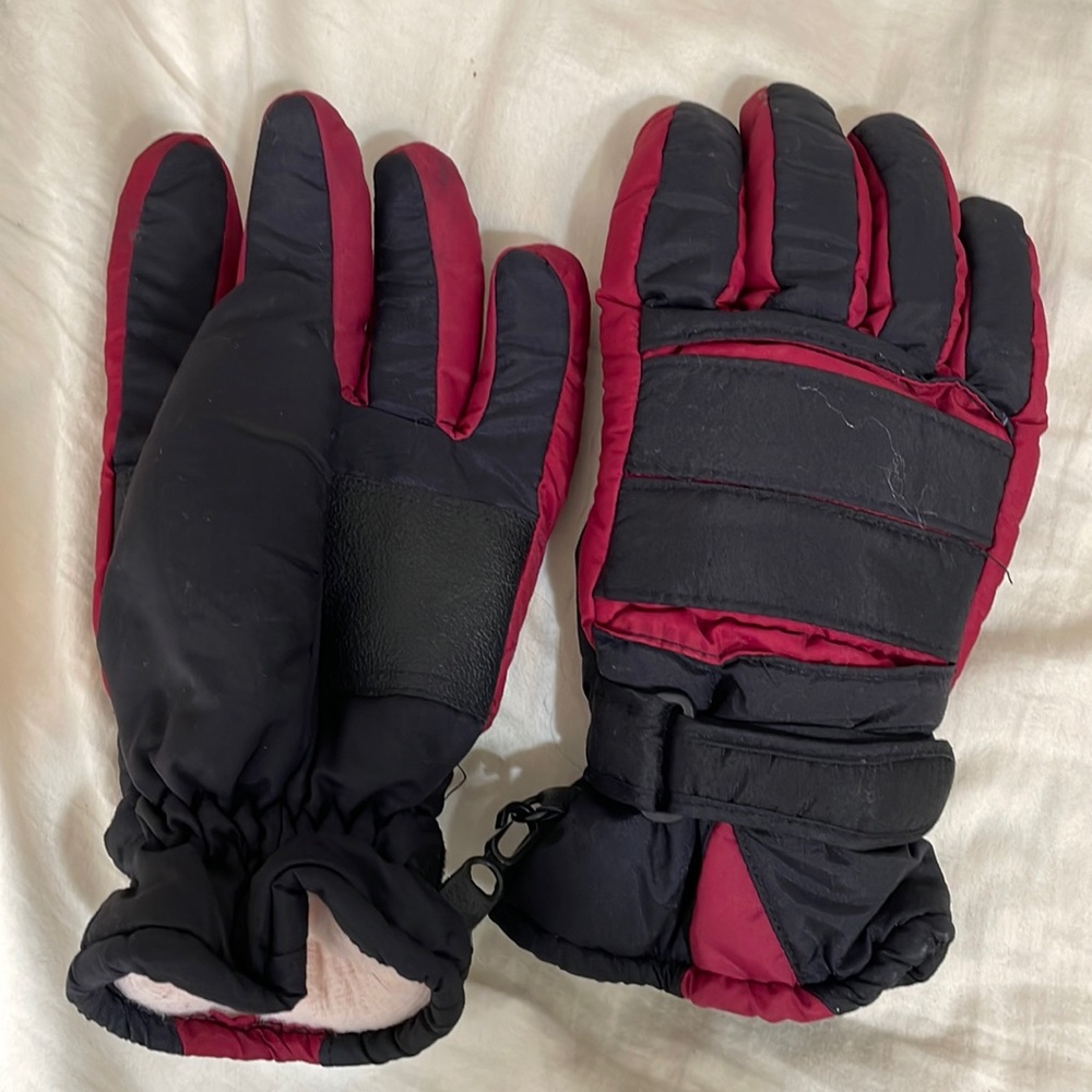 Thinsulated 3M black and red insulated gloves